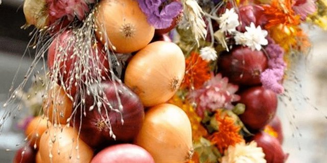 In Biel können sie also am Zibelemärit gekauft werden, die beliebten Zibelezöpfe, Trütsche genannt. (Bild: Fotolia) 