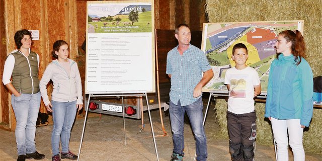 Isabelle und Marcel Odermatt mit ihren Kindern Elena, Debora und Mario waren die Gastgeber der ersten Hofgespräche im Kanton Nidwalden.  (Bild Reto Betschart)