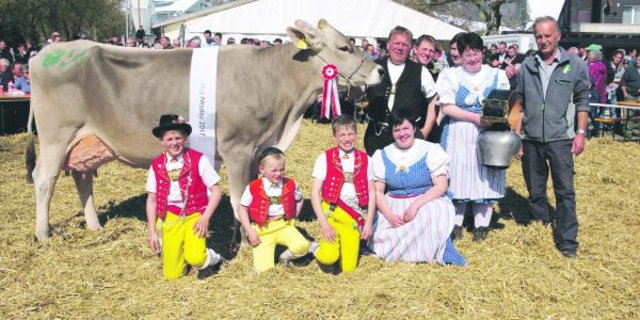 Villstar-Tochter Roxana wurde an der Jubiläumsschau zur Miss Nesslau gekürt. Besitzer Hansueli Huser aus Neu St. Johann und seine ganze Familie freuten sich riesig über diesen Erfolg. (Bild Mario Tosato)