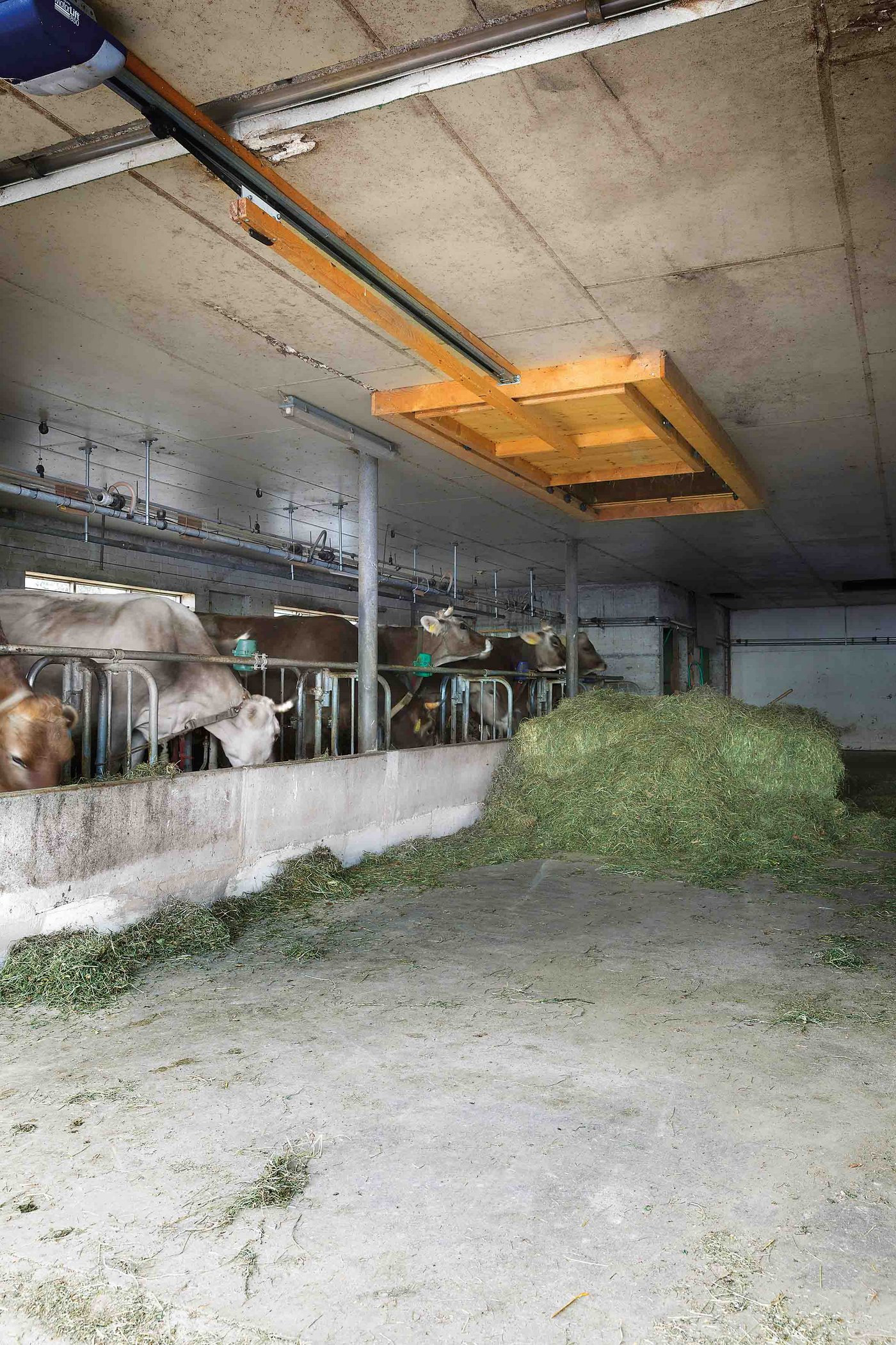 Die Heuschublade lässt sich dank einer Fernbedienung per Knopfdruck öffnen. Wird dieser ausgelöst, so öffnet sich der Deckel, welcher auf Rollen in einem Rahmen befestigt ist. 