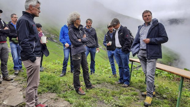 Bündner Pilotprojekt als Test für die Wolfsregulierung Katrin Schneeberger wird von Regierungsrat Mario Cavigelli (links) und Gemeindepräsident Christian Simmen (rechts) begrüsst. (Bild Reiner Schilling)