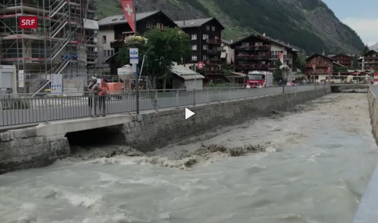 Im Dorf war die Feuerwehr im Einsatz, und die Brücken über den Triftbach seien gesperrt worden. (Bild Screenshot SRF News)