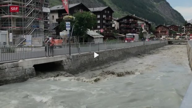 Im Dorf war die Feuerwehr im Einsatz, und die Brücken über den Triftbach seien gesperrt worden. (Bild Screenshot SRF News)