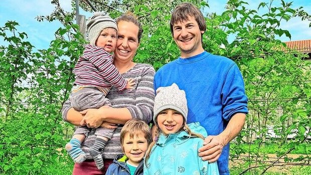 Martina und Stefan König mit ihren Kindern Nora, Lionel und Julian vor ihrer Hecke aus Beeren. 