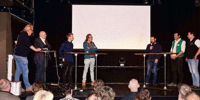 Ein spannendes Podium: Gesprächsleiter Dominik Flammer, die Gastronomen Marco Heinzer, Christian Vogel und David Debuyser, die Landwirte Michael Reichmuth und Christian Bruhin sowie Berufsfischer Andreas Braschler (v. l.).