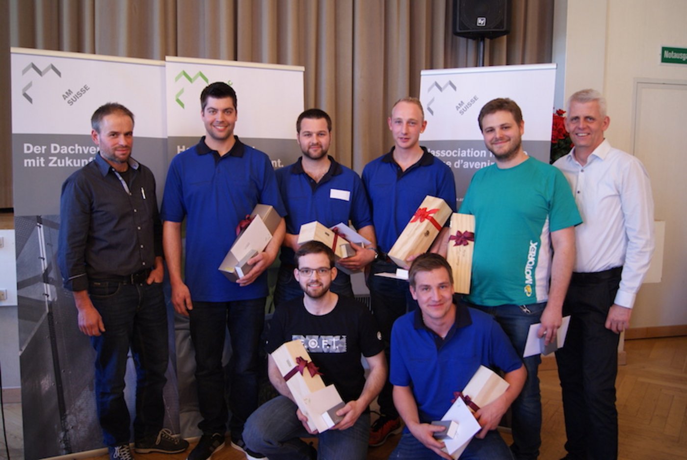 Vordere Reihe von links: Michael Hiltebrand aus Bülach ZH und Pascal Huser aus Necker SG. Hintere Reihe von links: Paul Mooser aus Charmey FR (Vorstandsmitglied Agrotec Suisse) scheint stolz zu sein, auf die frisch-gebackenen Werkstattleiter mit den besten Noten: Ueli Greminger aus Bussnang TG, Adrian Ammann aus Dietfurt SG, Melchior Keller aus Bissegg TG, Michael Meier aus Ehrendingen AG und rechts aussen Jürg Köchli (Präsident der Meisterprüfungskommission), scheint auch erfreut. (Bild zVg)