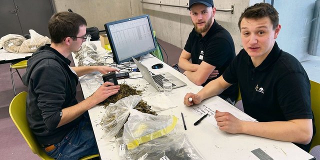 Andreas Hug, Remo Fleischli und Lars Schefer (v. l.) analysierten am Milchtag die mitgebrachten Futterproben der Teilnehmenden. Auf dem Bild steckt Hug den Scanner in eine Grassilage.