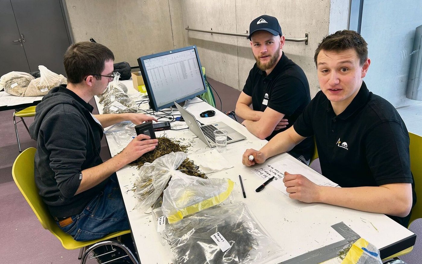 Andreas Hug, Remo Fleischli und Lars Schefer (v. l.) analysierten am Milchtag die mitgebrachten Futterproben der Teilnehmenden. Auf dem Bild steckt Hug den Scanner in eine Grassilage.