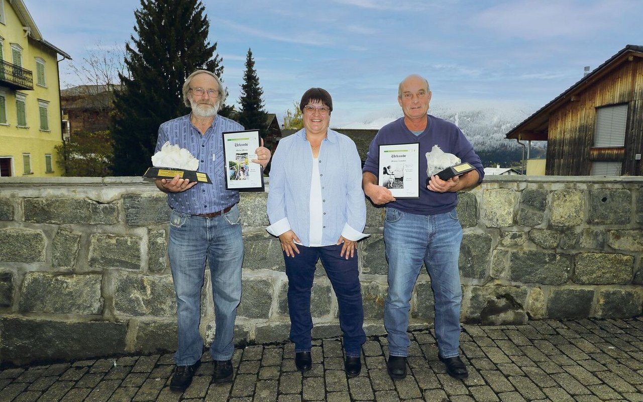 Präsidentin Christa Buchli mit den Alpmeistern des Jahres, Martin Plump beim Jungvieh (links) und Primus Cajochen beim Milchvieh.