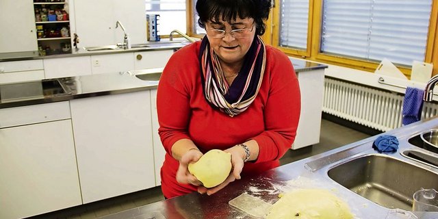 Rezepte mit Biestmilch sind für Annina Mengiardi etwas ganz Besonderes. Früher gehörten sie zum Alltag. (Bild: Martina Fontana)