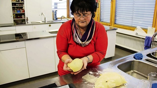 Rezepte mit Biestmilch sind für Annina Mengiardi etwas ganz Besonderes. Früher gehörten sie zum Alltag. (Bild: Martina Fontana)