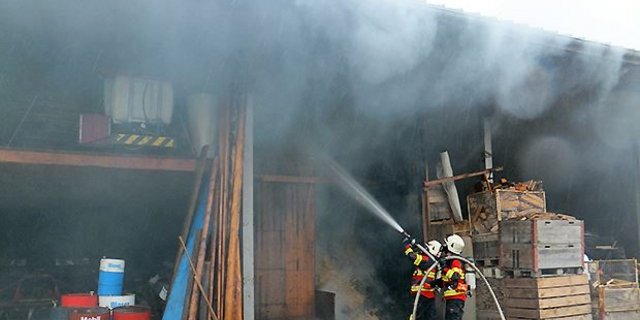 In der Siedlung Eichhof hat am Donnerstagnachmittag das Strohballenlager zu brennen angefangen. (Bild Kantonspolizei St.Gallen)