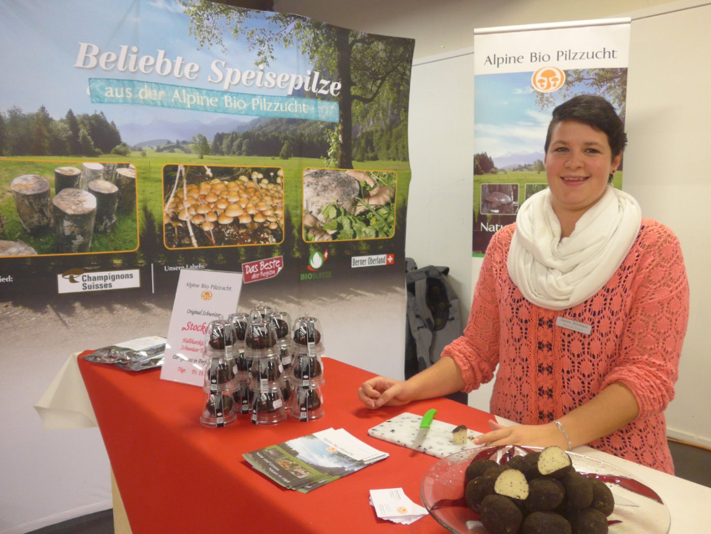 "Ältere Herren suchen uns mit ihren Hunden den Trüffel": Debora Allenbach degustierte am Stand ihres Onkels das "Stockerli", ein Halbhartkäse mit Berner Oberländer Trüffel.