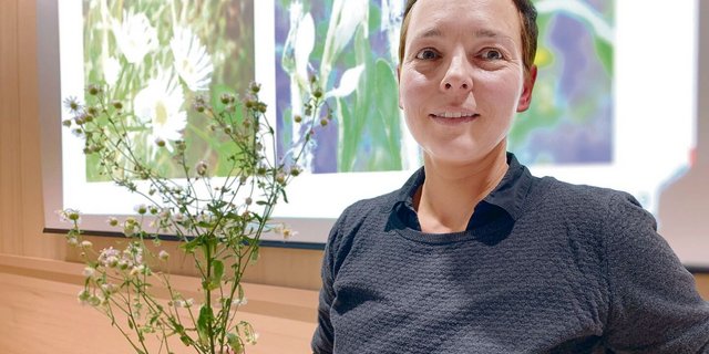 Kursleiterin Cornelia Lohri zeigt mit dem einjährigen Berufkraut eine der invasiven Pflanzen, welche sich auch auf extensiven landwirtschaftlichen Flächen rasant verbreiten.  