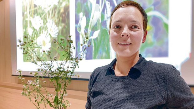 Kursleiterin Corneli Kursleiterin Cornelia Lohri zeigt mit dem einjährigen Berufkraut eine der invasiven Pflanzen, welche sich auch auf extensiven landwirtschaftlichen Flächen rasant verbreiten.