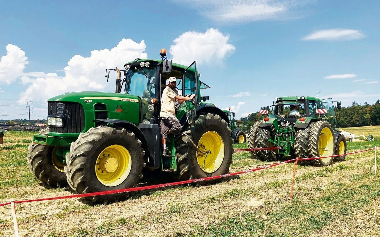 Der rechte Traktor mit Doppelrädern zieht den linken. Ein Sensor am Spannset misst die Zugleistung und überträgt die Daten. 