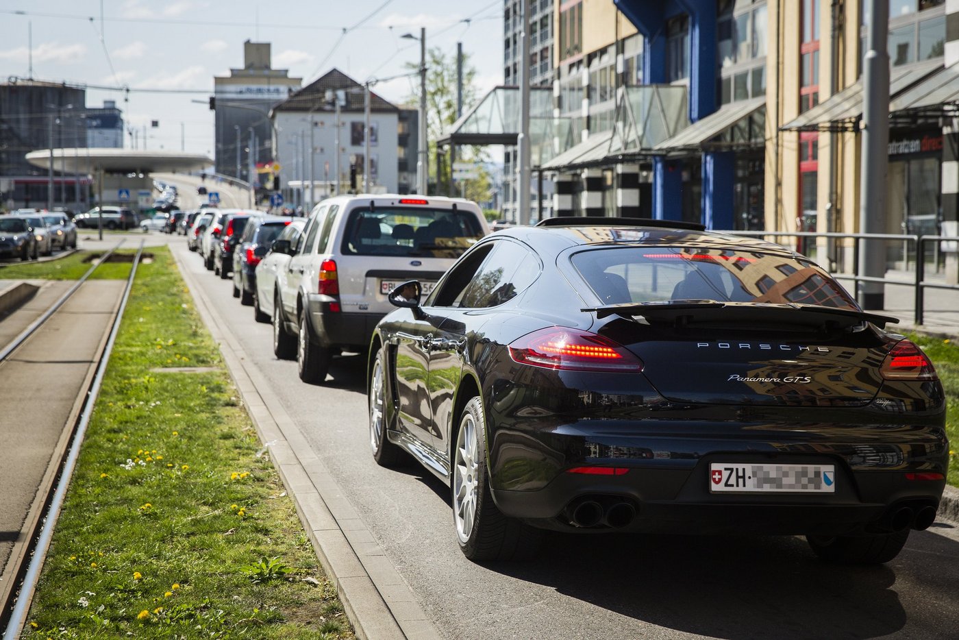 Lange Autokolonne am Schweizer Zoll in Weil am Rhein, weil Einkaufstouristen ihren Einkaufszettel abstempeln lassen müssen. (Bild Keystone/Stefan Bohrer)