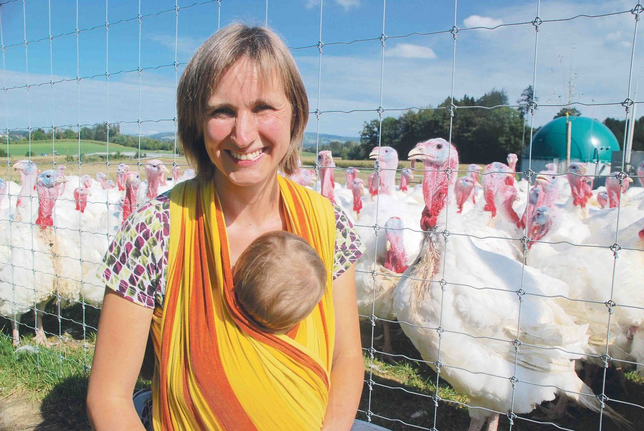 Mit ihrem schlafenden Söhnchen Dionys im Tuch besucht Heidi Helfenberger die Truten, die schon bald abgeliefert werden. (Bild Ruth Bossert)