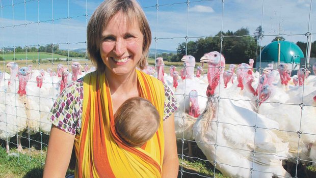 Mit ihrem schlafenden Söhnchen Dionys im Tuch besucht Heidi Helfenberger die Truten, die schon bald abgeliefert werden. (Bild Ruth Bossert)