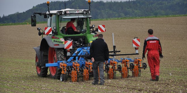 Die Feineinstellungen des Hackgeräts, das per GPS gesteuert wird, ist eine grosse Herausforderung. (Bild nb)