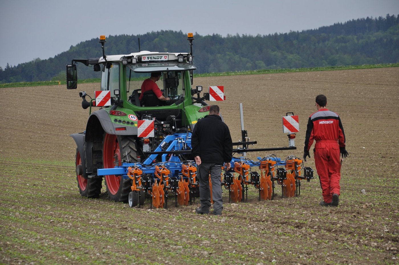 Die Feineinstellungen des Hackgeräts, das per GPS gesteuert wird, ist eine grosse Herausforderung. (Bild nb)