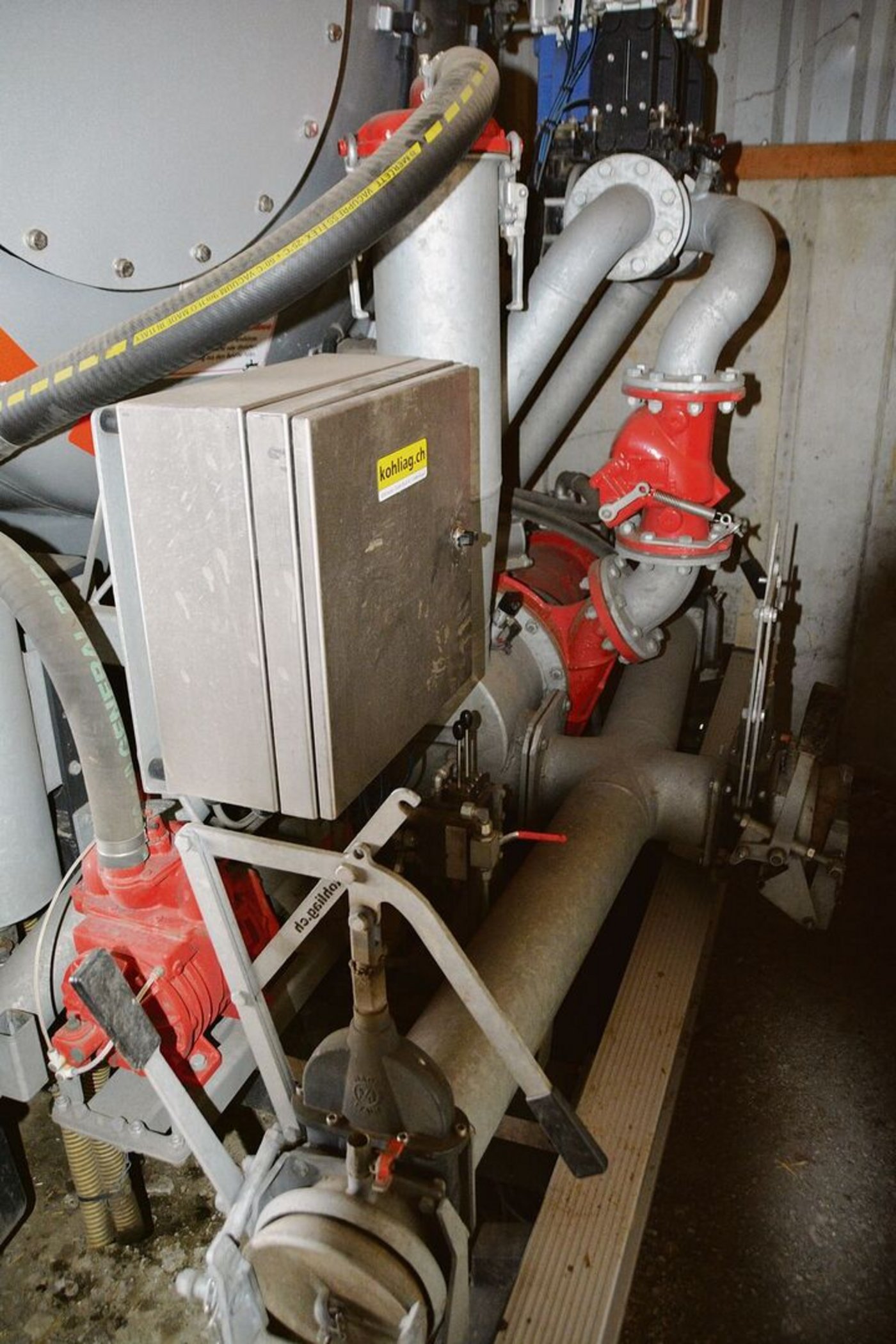 Massgeschneidert: Anbauten am grossen Fass für die Verschlauchung.