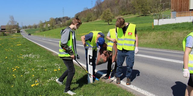 Die Trienger Schüler setzten ein Zeichen gegen Littering. (Bild Andrea Leupi)