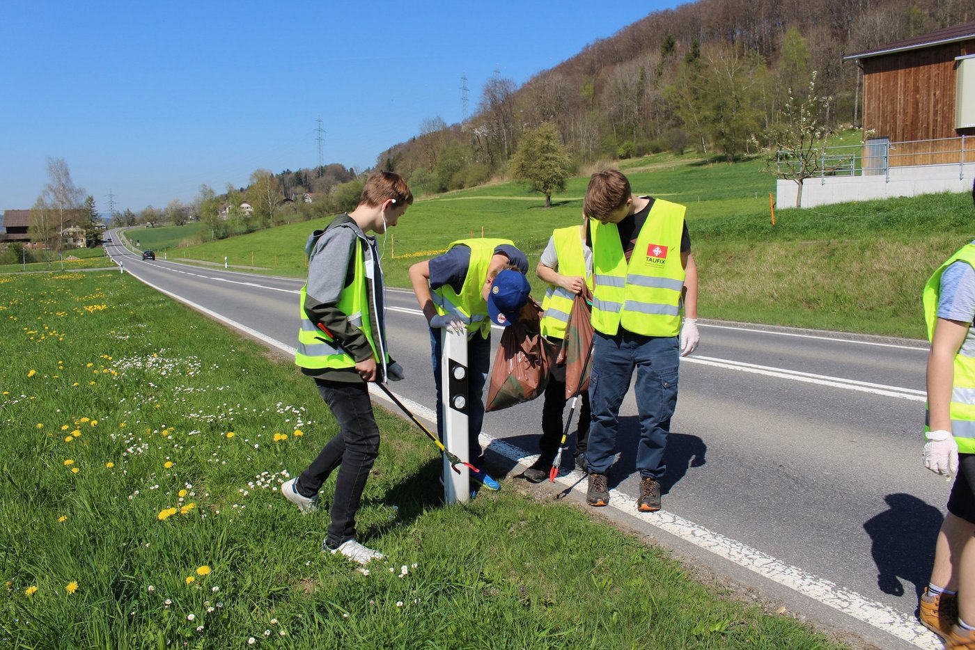 Die Trienger Schüler setzten ein Zeichen gegen Littering. (Bild Andrea Leupi)