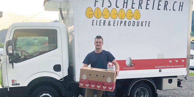 Markus Fischer ist im dritten Lehrjahr zum Geflügelfachmann und schätzt die Gespräche mit Passanten auf der Eiertour.(Bild zVg)