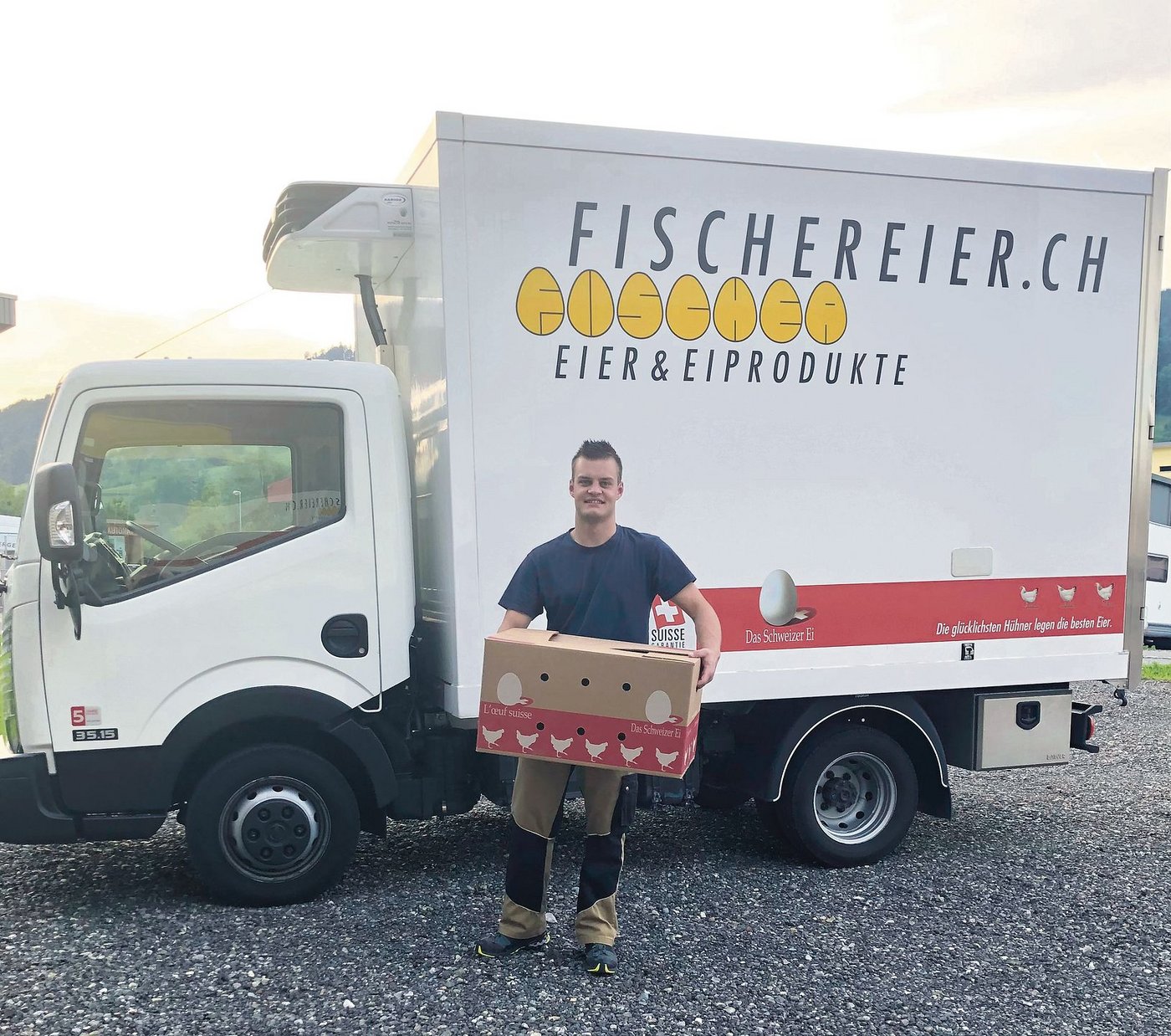 Markus Fischer ist im dritten Lehrjahr zum Geflügelfachmann und schätzt die Gespräche mit Passanten auf der Eiertour.(Bild zVg)