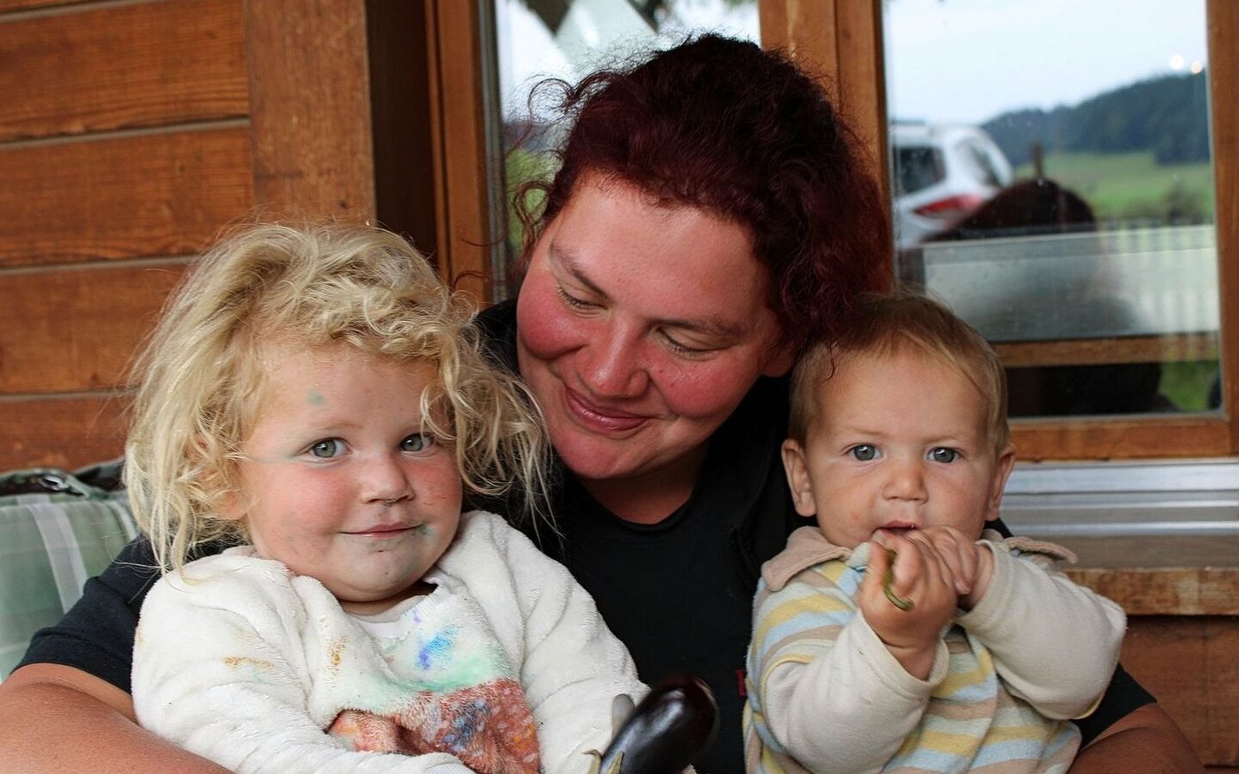 Nadine Hofstetter mit ihren beiden Kindern Ronja und Noel. 