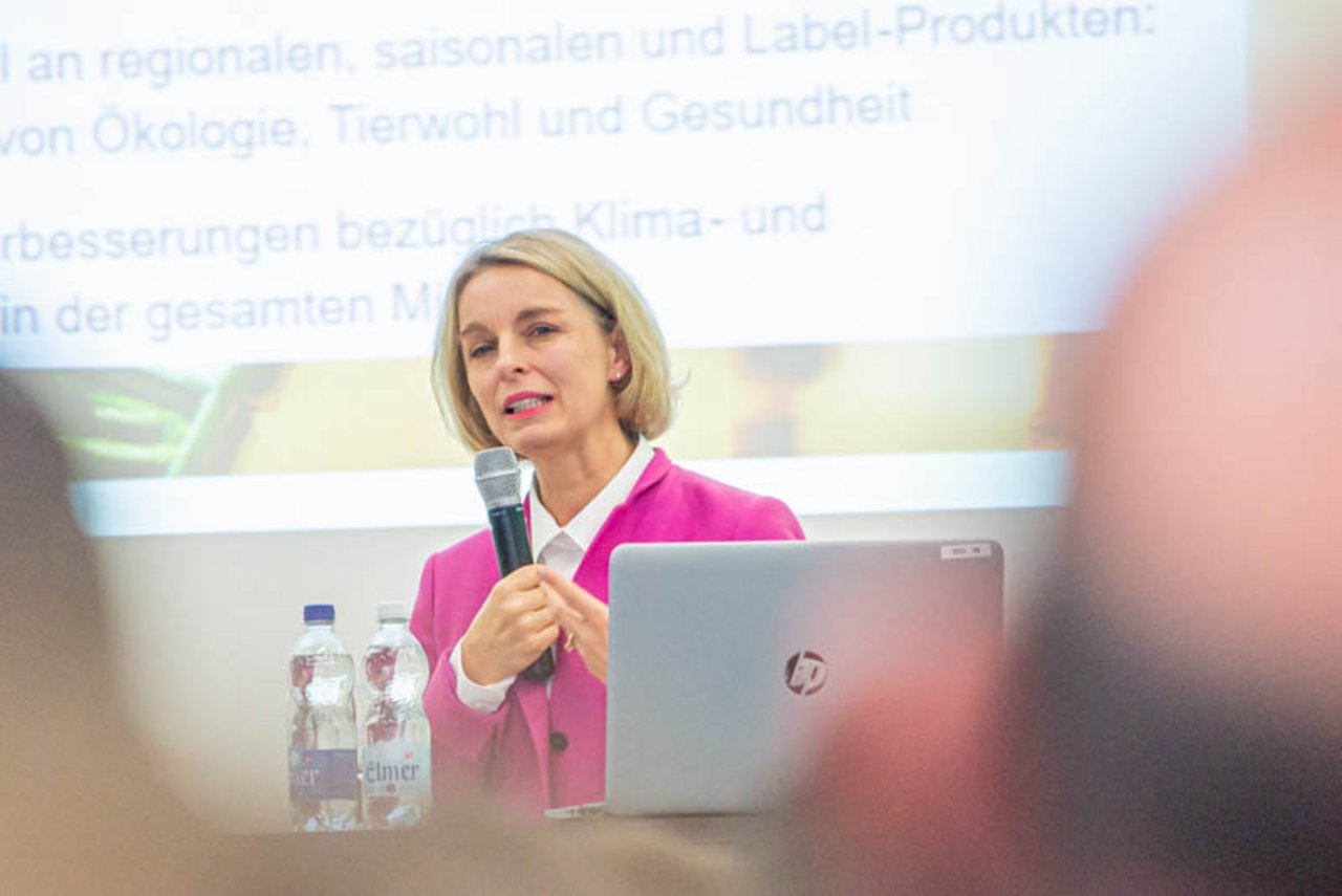 Ursula Nold ist Präsidentin des Migros-Genossenschafts-Bundes und dessen Delegiertenversammlung. Sie vertrat am Swiss Agro Forum in Bern die Ansicht, dass die Kunden nur mit attraktiven Preis-Leistungsverhältnissen bei der Stange gehalten werden könne. (Bild hja)