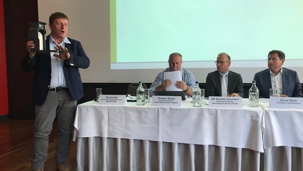 Spezialkulturen: Pflanzenschutz-Initiativen brächten 30 bis 40 Prozent Ertragsreduktion Obstproduzent Ernst Lüthi präsentiert vor den Medien eine Pheromonfalle zur biologischen Bekämpfung von Schadinsekten. Rechts im Bild Thomas Wyssa, Hannes Germann und Oliver Mark (v.l). (Bild akr)