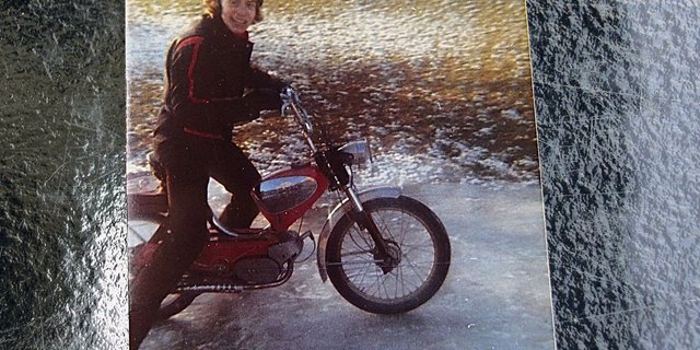 Alois, der Bruder von Hans, mit seinem neuen Bonanza-Töffli im Winter 1973/74. 