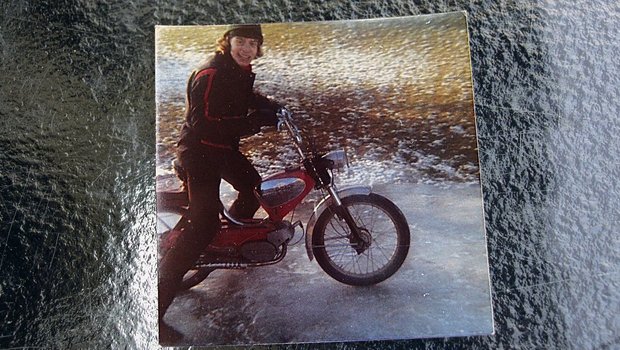 Alois, der Bruder vo Alois, der Bruder von Hans, mit seinem neuen Bonanza-Töffli im Winter 1973/74.