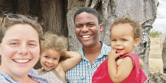 Helene Besson mit ihrem Ehemann und ihren zwei Töchtern. Sie haben ihr Glück auf einem Hof in der Nähe der Stadt Pemba in Mosambik gefunden.(Bilder Helene Besson)