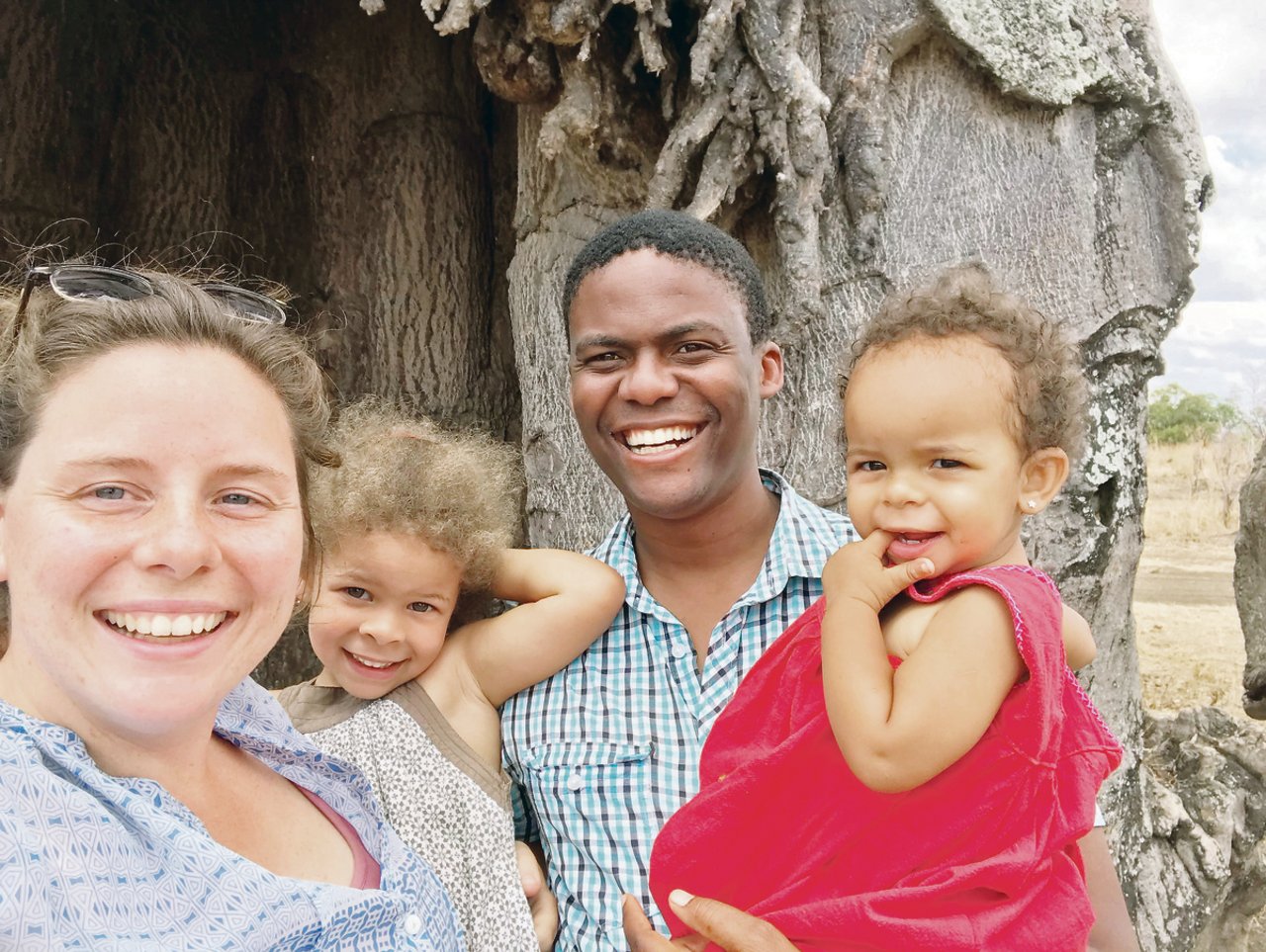 Helene Besson mit ihrem Ehemann und ihren zwei Töchtern. Sie haben ihr Glück auf einem Hof in der Nähe der Stadt Pemba in Mosambik gefunden.(Bilder Helene Besson)