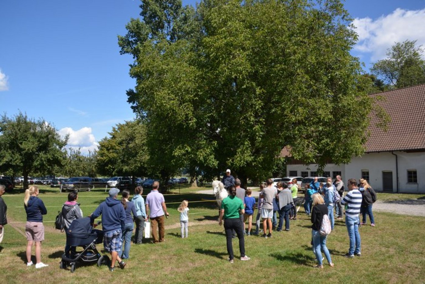 Die Besucher(innen) auf einem der Höfe. (Bild Verband Thurgauer Landwirtschaft)