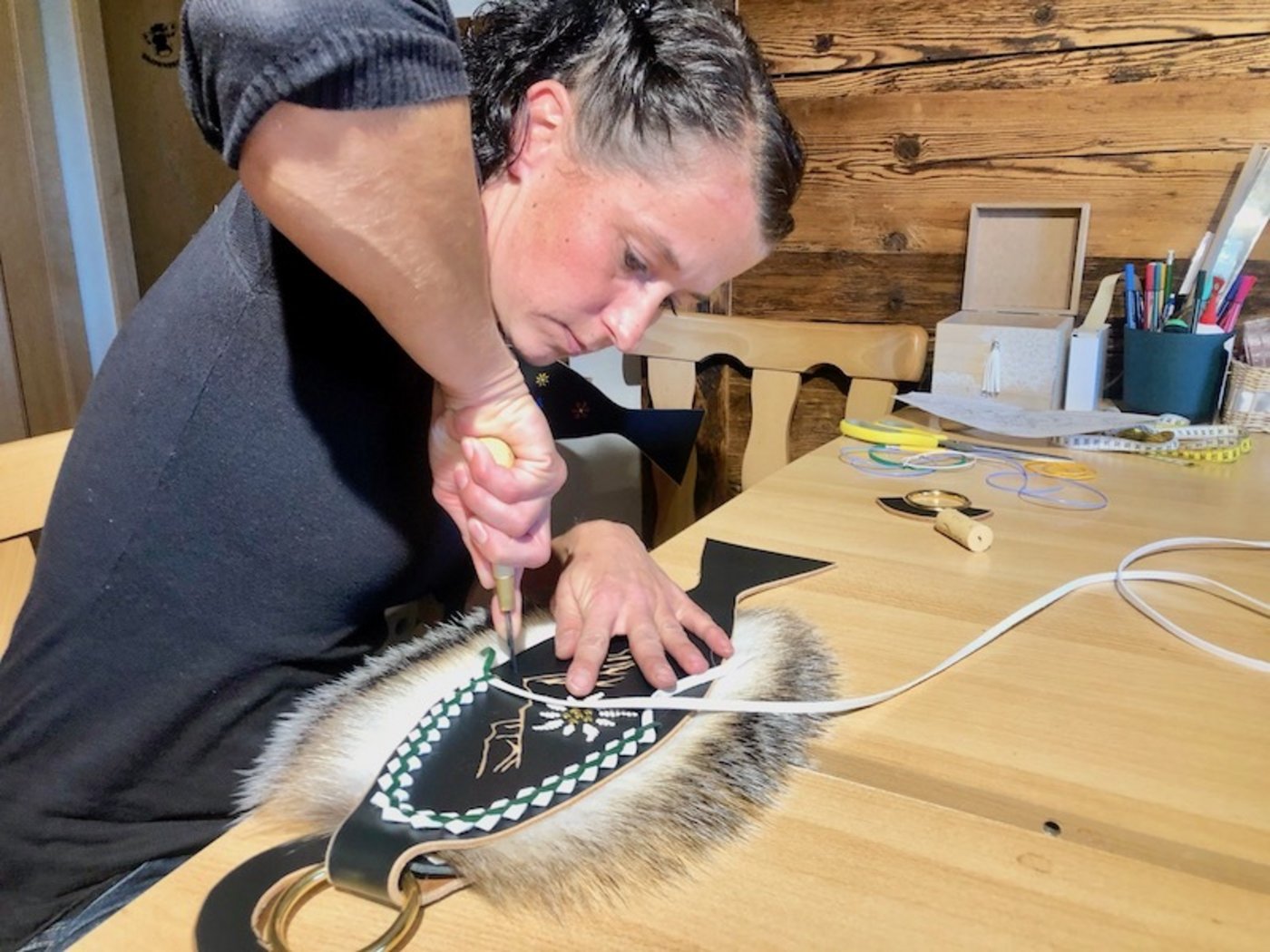 Die Ahle ins Leder zu bohren bedingt viel Kraft und Konzentration. Es kam auch schon vor, dass sich Martina von Rotz dabei verletzte und die Fingernägel leiden sowieso. 