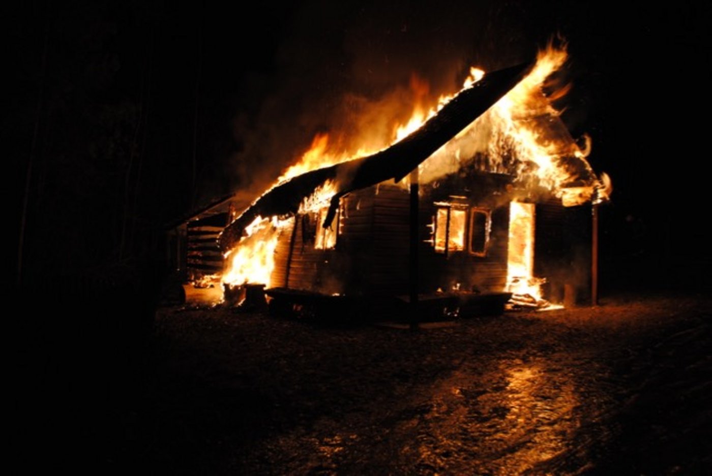 Die Jagdhütte stand in Vollbrand und war nicht mehr zu retten. (Bild Kapo SH)