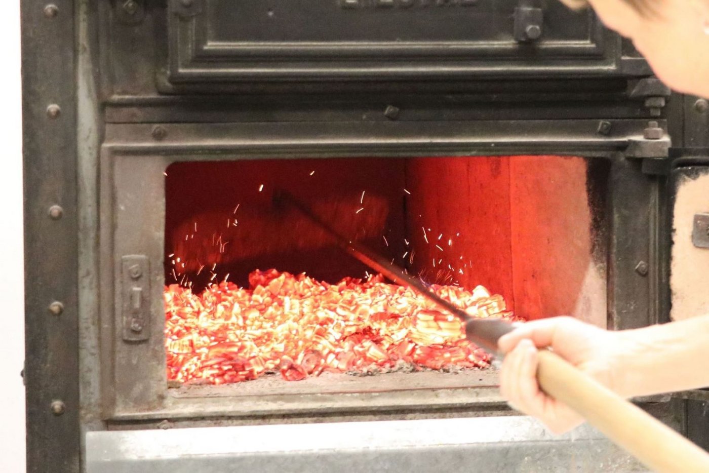 Jeder Ofen ist anders, auch das Holz und sogar das Wetter spielen beim Anfeuern eine Rolle.