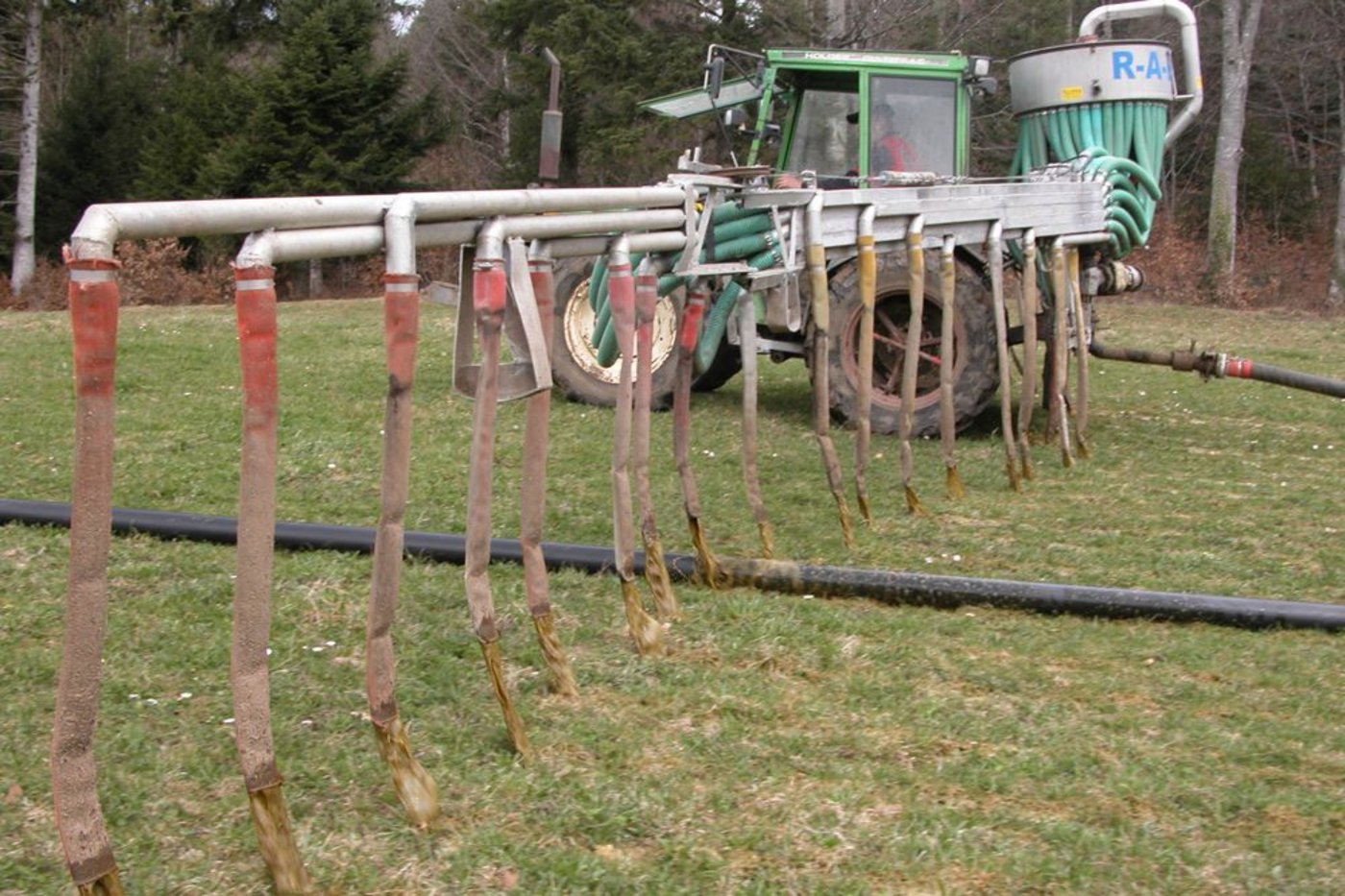 Schleppschlauchverteiler weisen im Vergleich zu Breitverteilern eine hohe Verteilgenauigkeit auf und vermindern Ammoniakemissionen durch die   Ablage der Gülle effektiv. (Bild: BauZ)