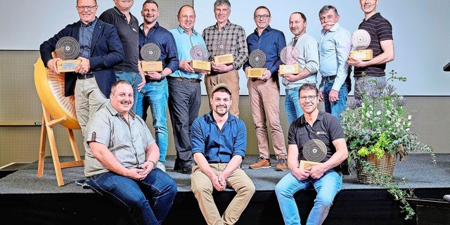 Sie haben während des gesamten Geschäftsjahres 2023 ausgezeichneten Käse in bester Qualität hergestellt. Für diese überragende Leistung wurden sie von der Sortenorganisation ausgezeichnet (siehe Kasten).