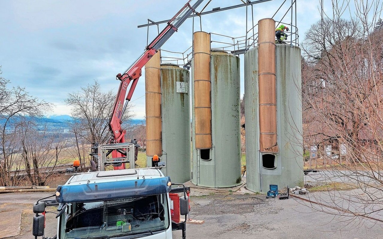 Rudimentäre Massnahmen zur Instandhaltung von Hochsilos können Landwirte und Landwirtinnen oftmals selber vornehmen. Bei gröberen Fällen muss aber der Hersteller auf Platz gerufen werden.