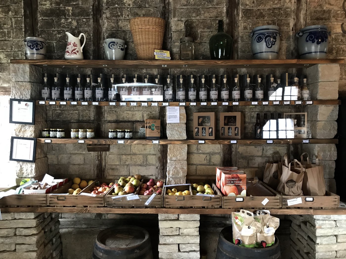 Das Kappeler Klosterbier ist auch im Hofladen erhältlich, der ein breites Sortiment an eigenen Produkten führt. (Bild Alexandra Stückelberger)