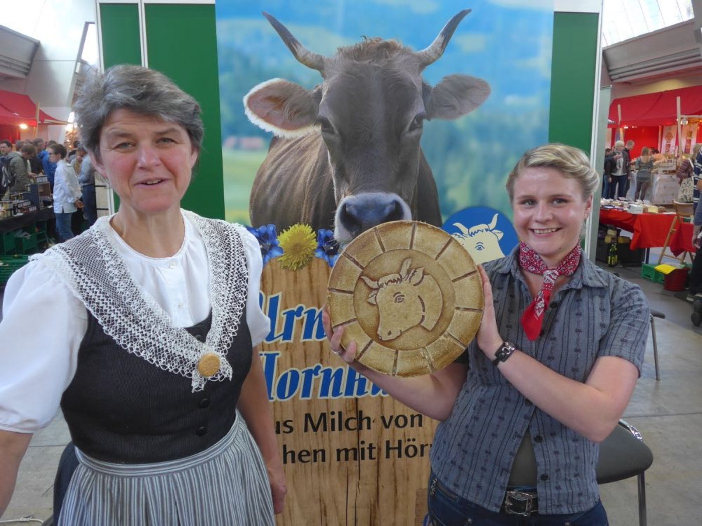 Alle Milch von behornten Kühen: Vroni Zellweger (links) und Theres Kündig mit Spezialitäten der Käserei Urnäsch. (Adrian Krebs)