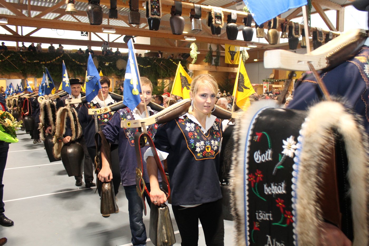 Der Einmarsch der Gitschätrichler vor der Siegerehrung. (Bild Robi Kuster)