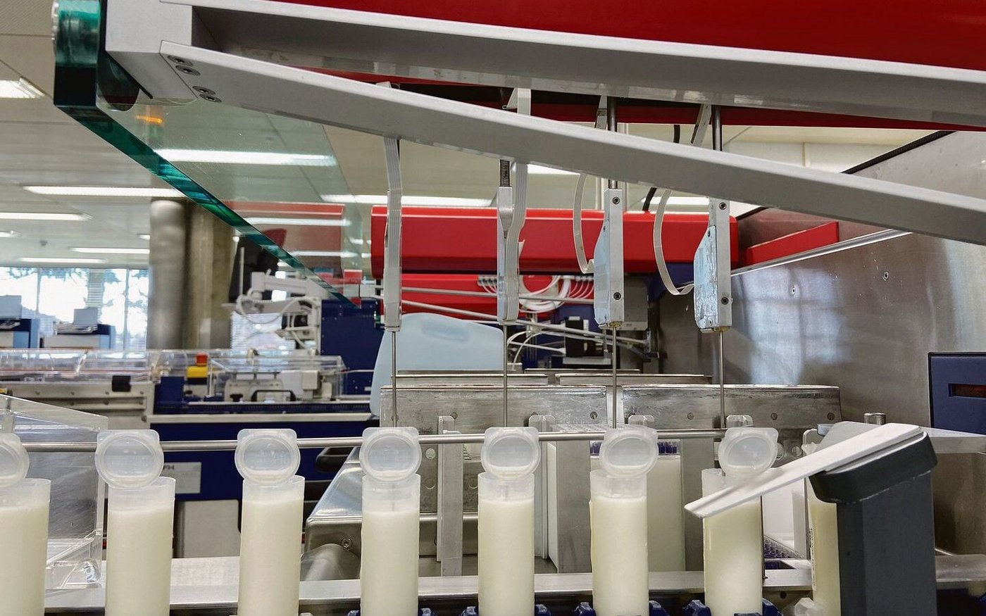 Milchanalyse bei Suisselab: Nach ausführlichen Diskussionen haben sich Produzenten und Erstmilchkäufer auf ein revidiertes Qualitätsbezahlungssystem geeinigt.