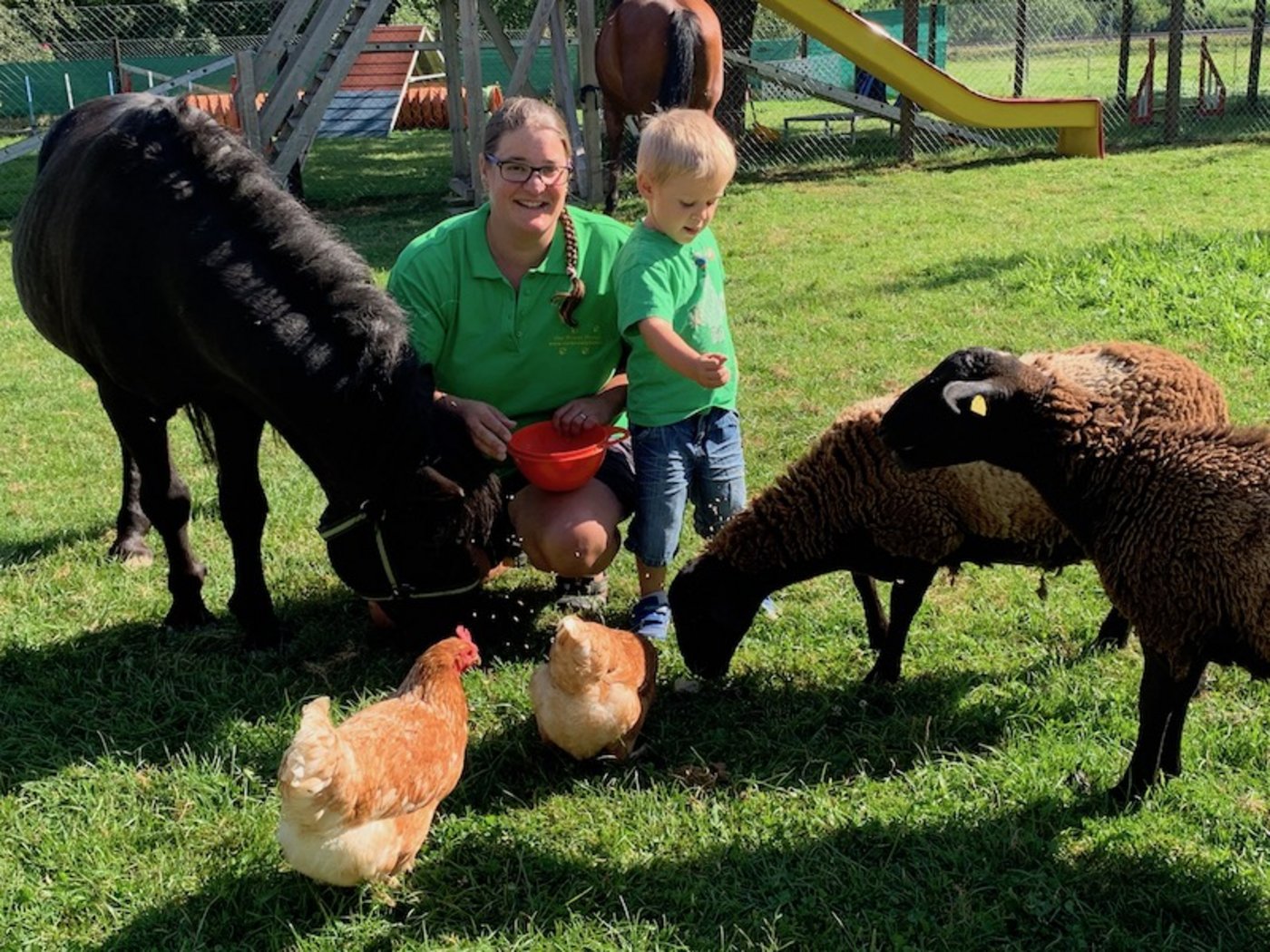 Patricia Brändle und ihr Sohn Lenny sind lieber draussen bei den Tieren als in der Küche am Kochen. (Bild Ruth Bossert)