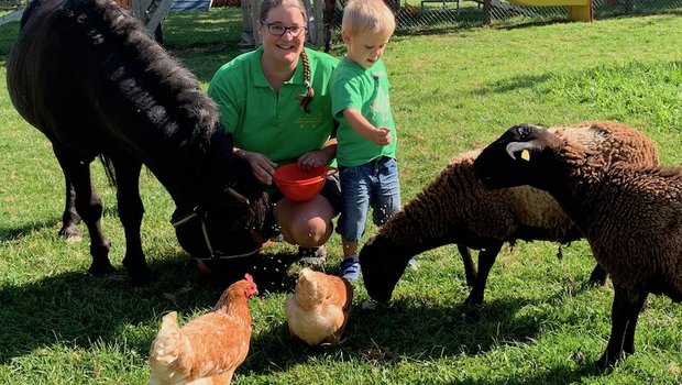 Patricia Brändle und ihr Sohn Lenny sind lieber draussen bei den Tieren als in der Küche am Kochen. (Bild Ruth Bossert)